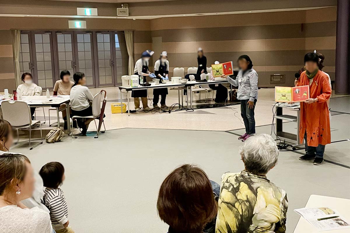 牛にちなんだ絵本の読み聞かせをする委員さん達