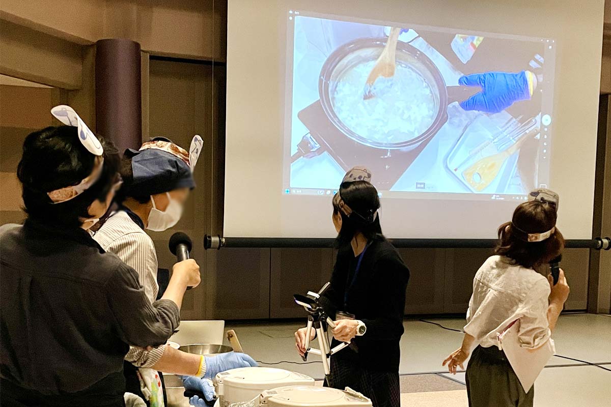 調理の様子は手元のカメラを使い実況