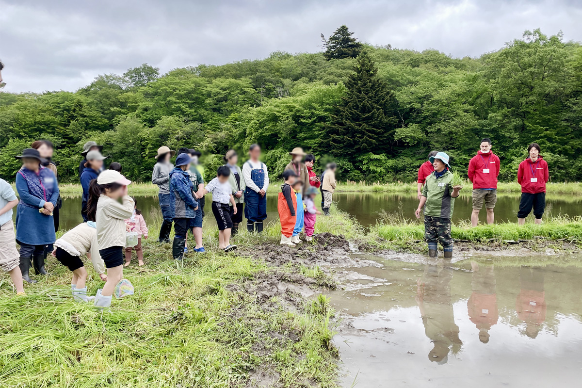 田植えのやり方を西塚忠樹さんに教わります