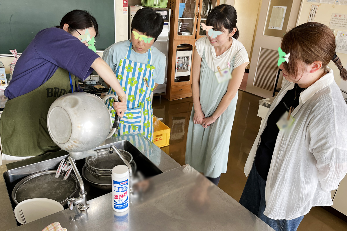 熱湯で溶かし漬け置きします