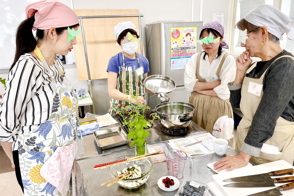 調理の仕方は自由なので、作る人によってさまざま。グループごとに相談していました。