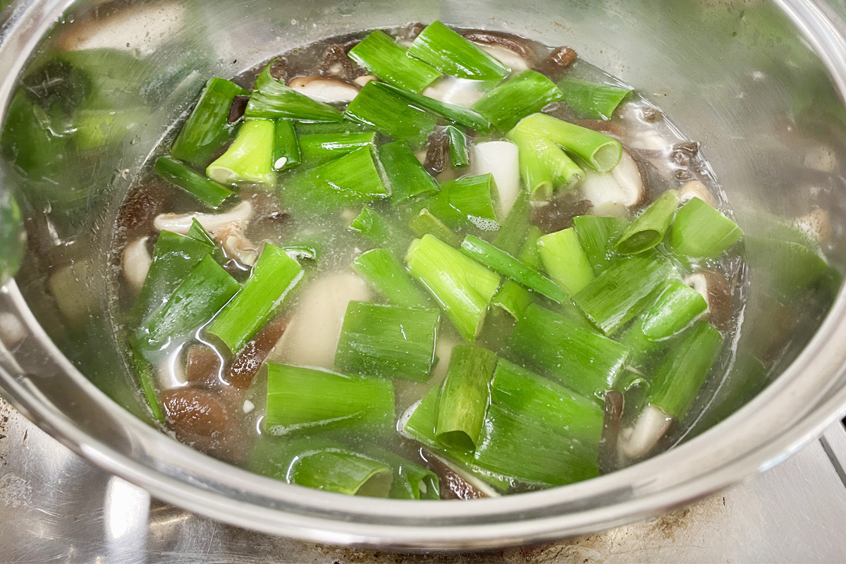 たっぷりのネギと鶏手羽元塩麹漬けの重ね煮