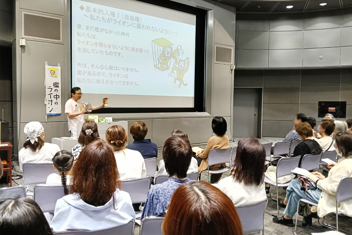 皆さん熱心に聞いています。