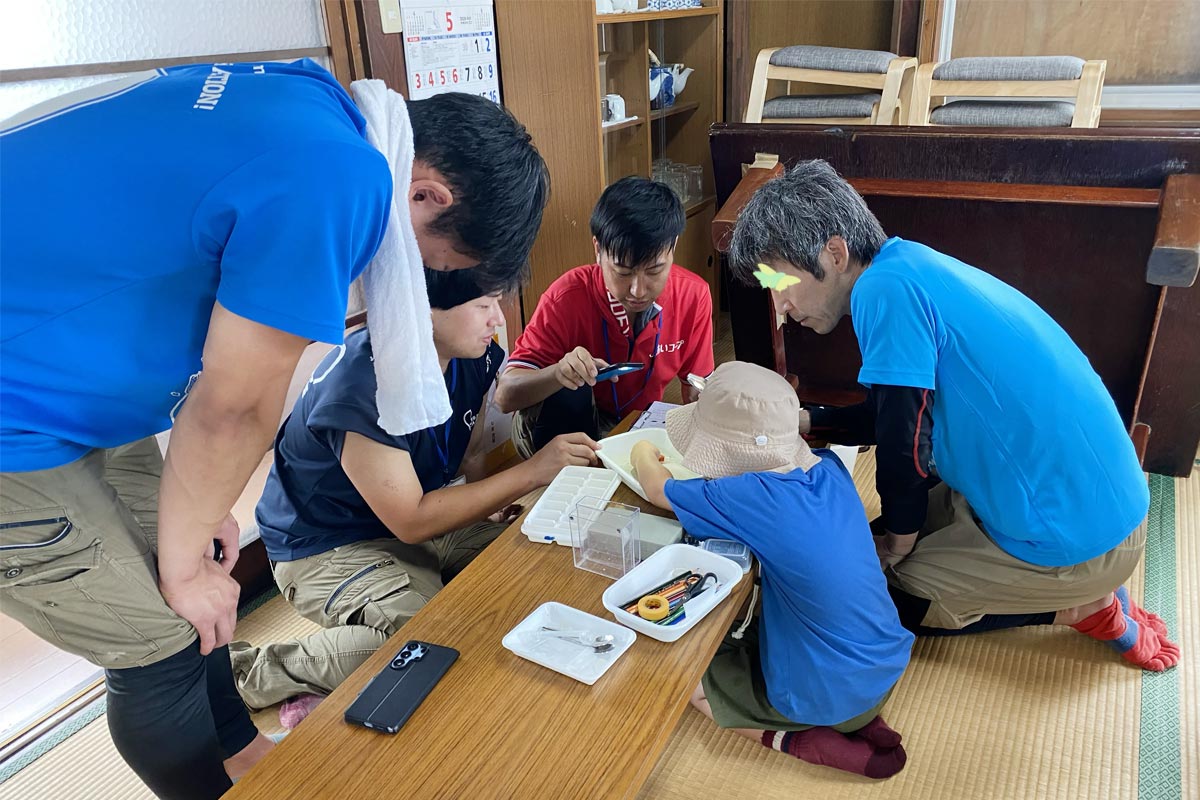 大人も子どもものぞき込んで