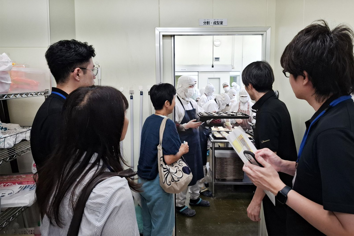 作業の様子を間近で見ながらお話を伺いました