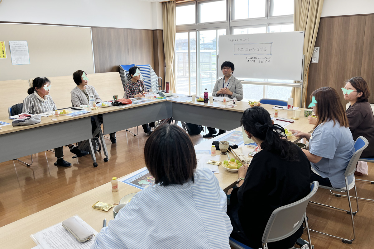 吉武専務の話に聞き入る参加者たち