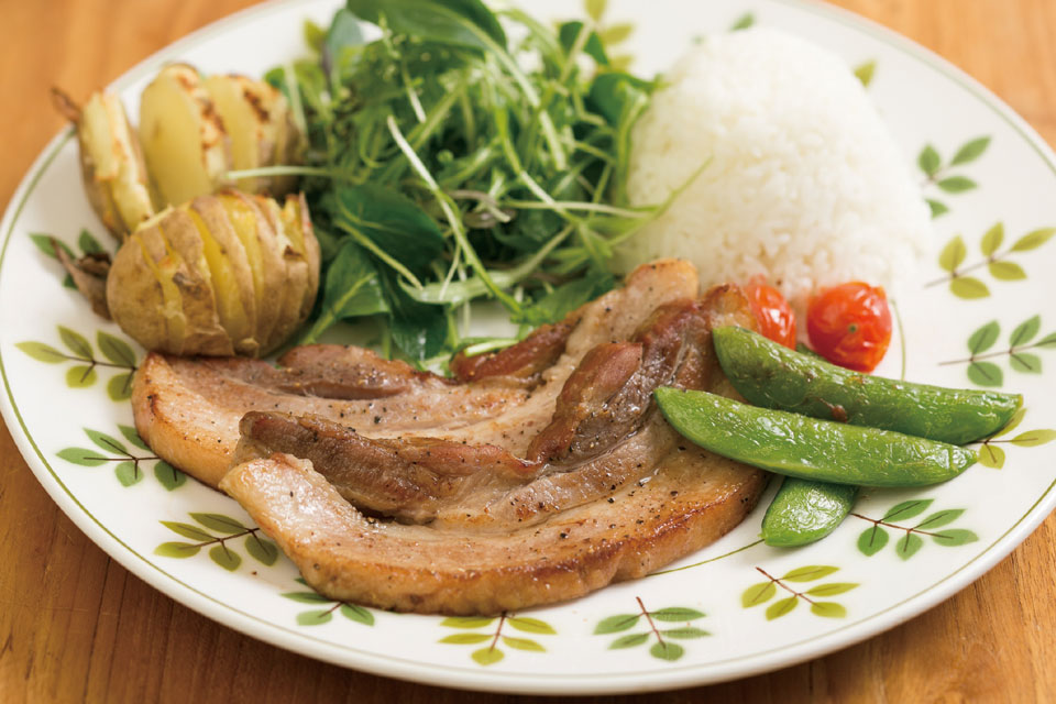 ベーコンステーキと春野菜のごちそうプレート