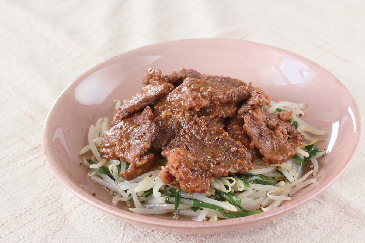 もやしとニラの茹で野菜、コク旨焼き肉のせ