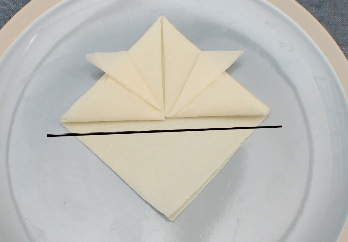 写真４：点線部分を順番に折り、かぶとの形を作る。
