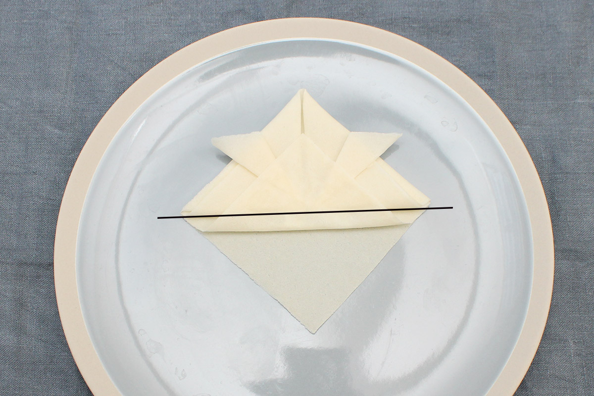 写真５：点線部分を順番に折り、かぶとの形を作る。