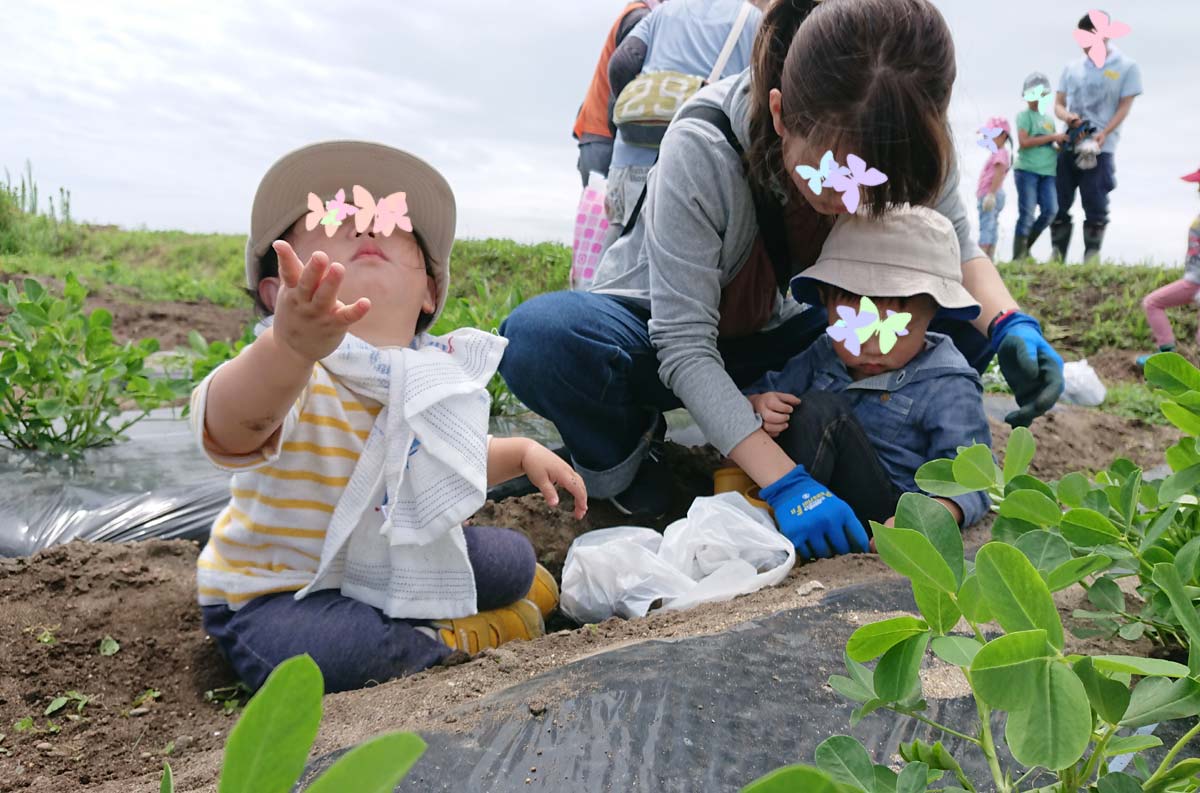 土に親しむ子ども