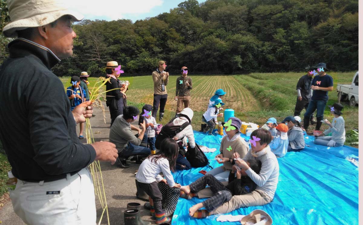 おにぎりをいただきながら西塚忠元さんのお話を聞く