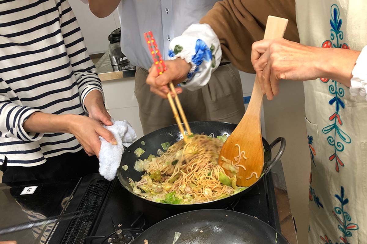 新商品の焼きそばを調理