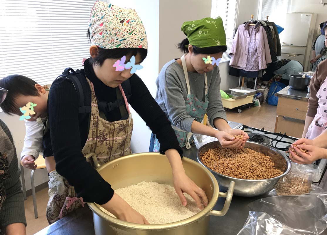 糀と塩を混ぜたら少しずつ、潰した大豆に混ぜ合わせる