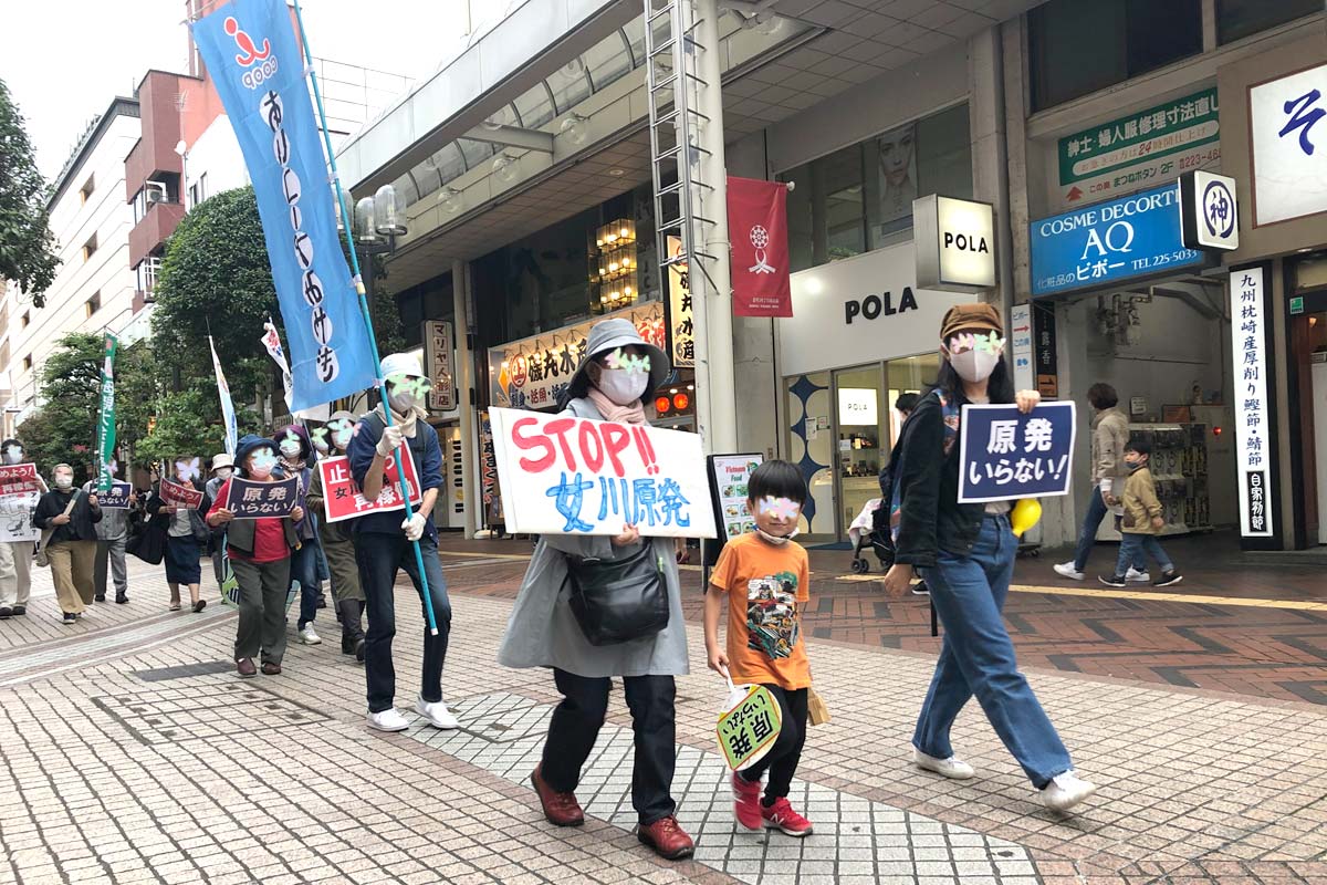 あいコープみやぎではのぼり旗やメッセージを持ちながらたくさんの組合員や小さい子供達が元気に行進しました。