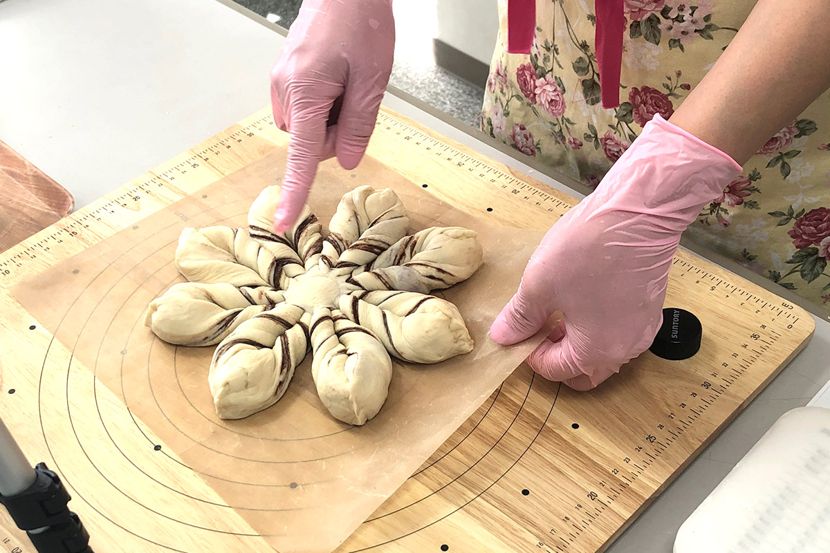 「ねじねじスターパン」を成形中