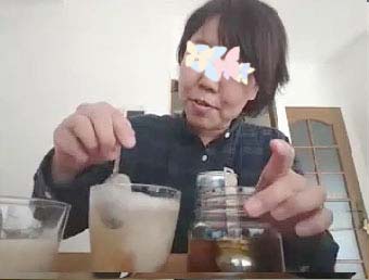 甘酒の炭酸割りを実演