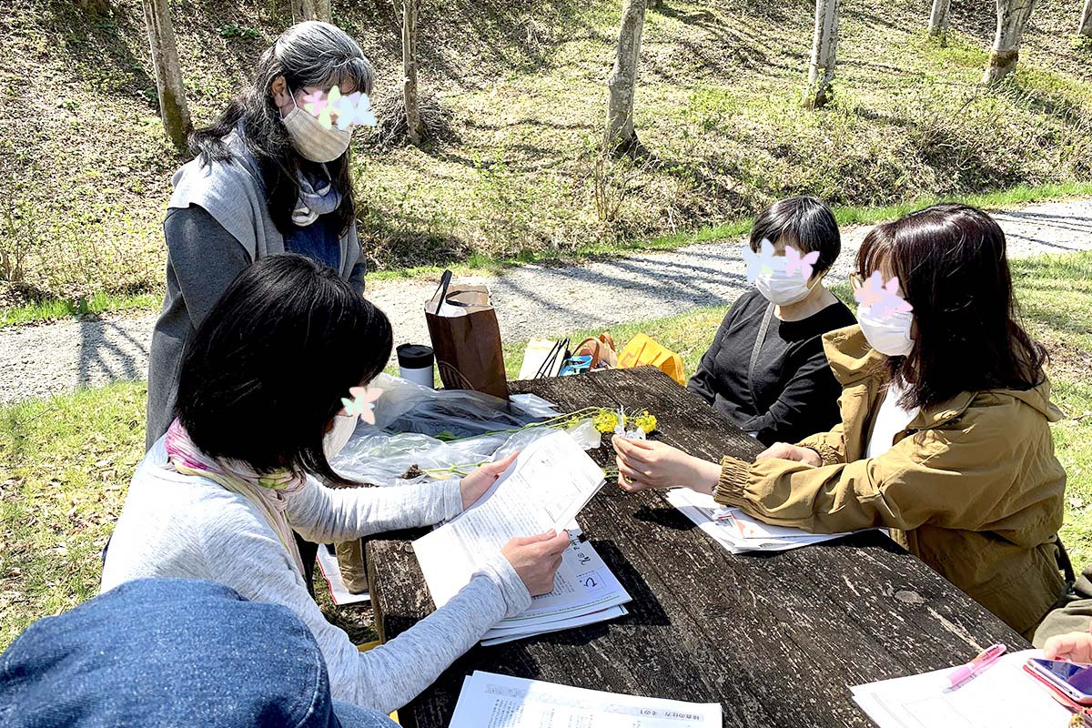 試験紙に反応が出るかを待ちます。