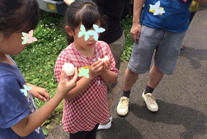 ゆで卵をほおばる