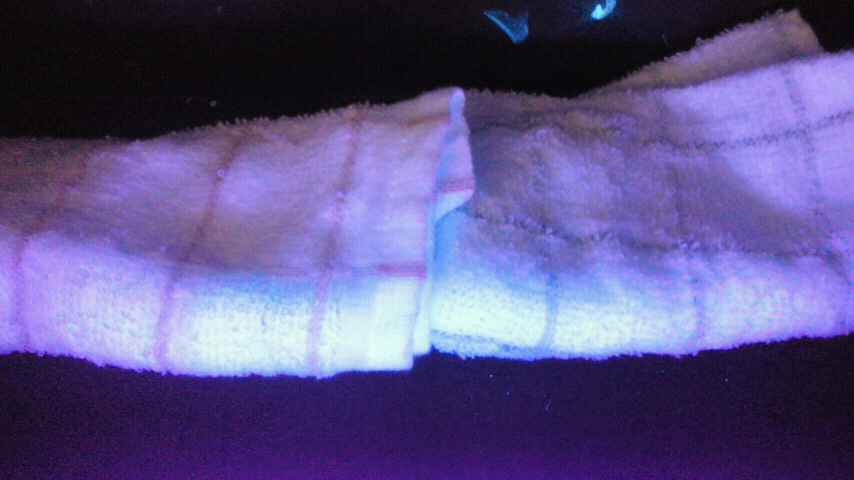 実験前の布巾。ライトを当てても光らない