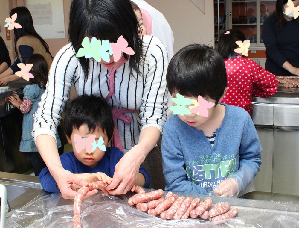 自分たちでもウィンナー作りに挑戦