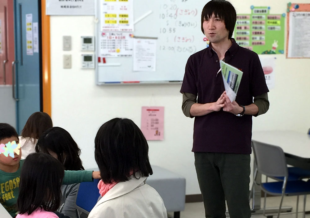 パン工房職員の桜田さん・米粉パンの説明