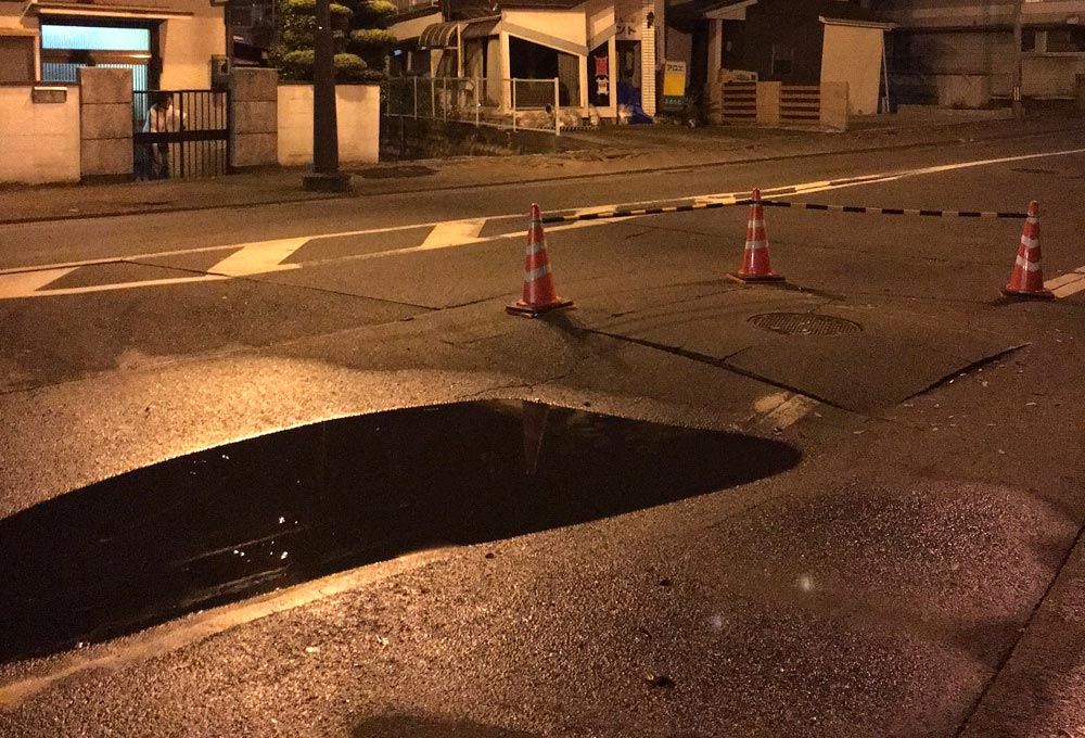 熊本市の陥没した道路