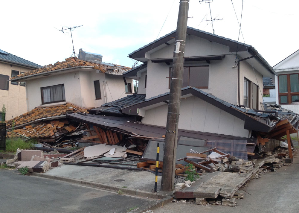 倒壊した家屋