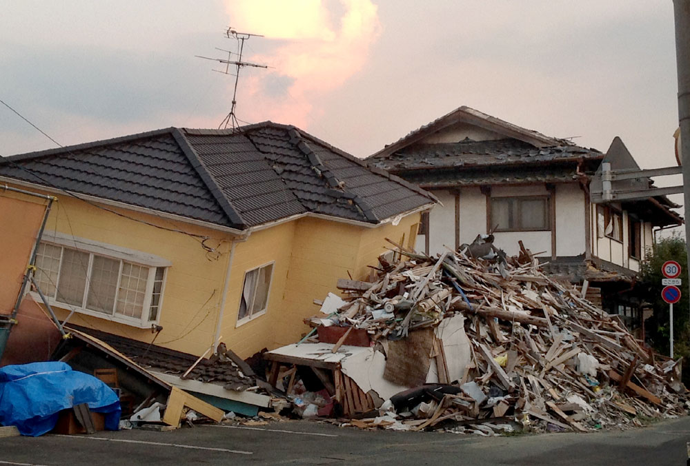 倒壊した家屋