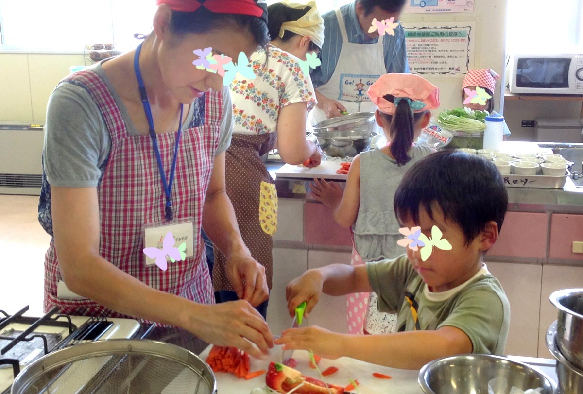 真剣に調理に挑戦する子どもたち