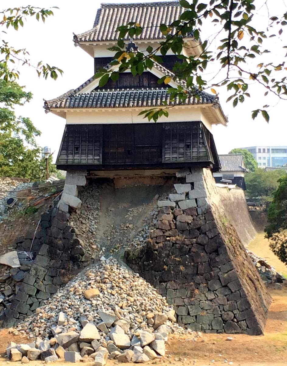 地震の大きさを物語る熊本城