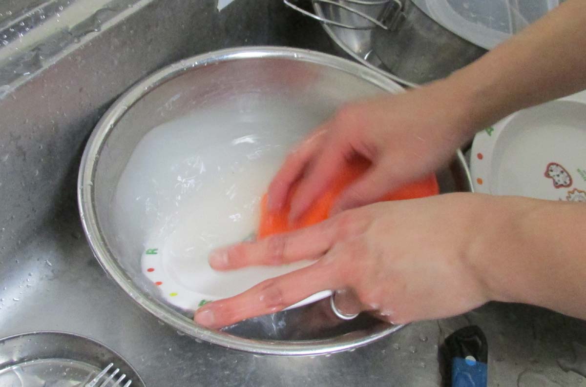 ゆで汁を洗剤がわりにつけて洗う