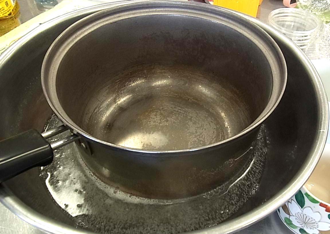 鍋の底の焼きこげも、酸素系漂白剤で煮て落とします