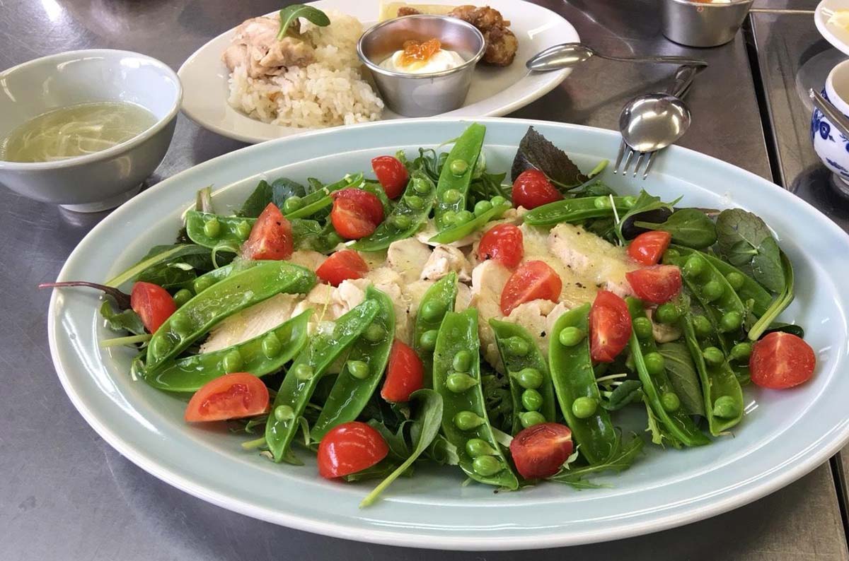 試食のハイナンライスと蒸し鶏のサラダ