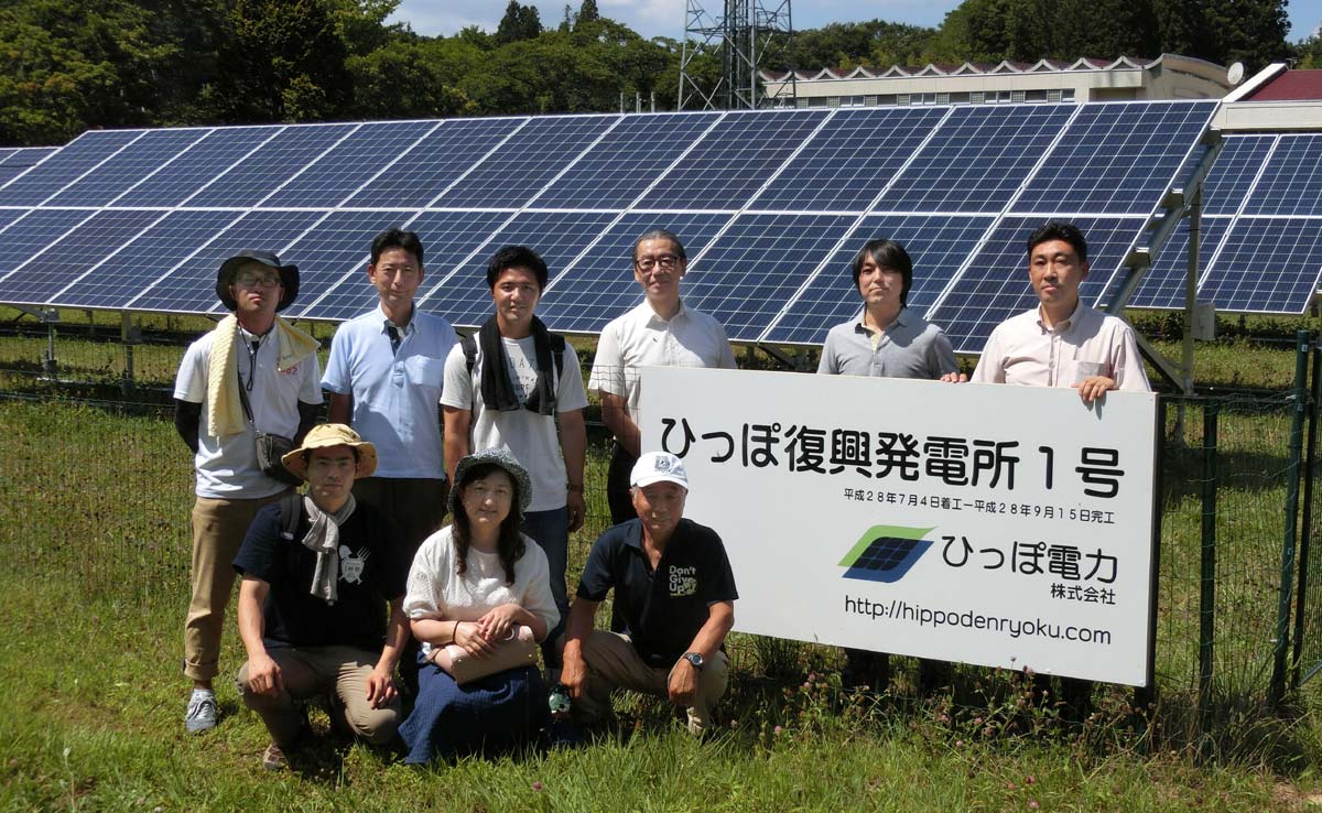 ひっぽ電力 復興発電所1号の前で