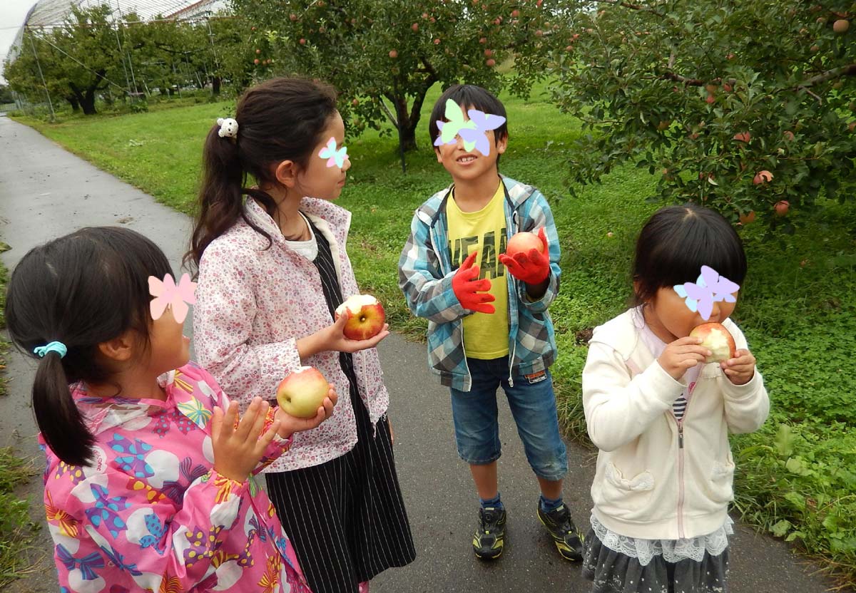 リンゴにかじりつく子どもたち