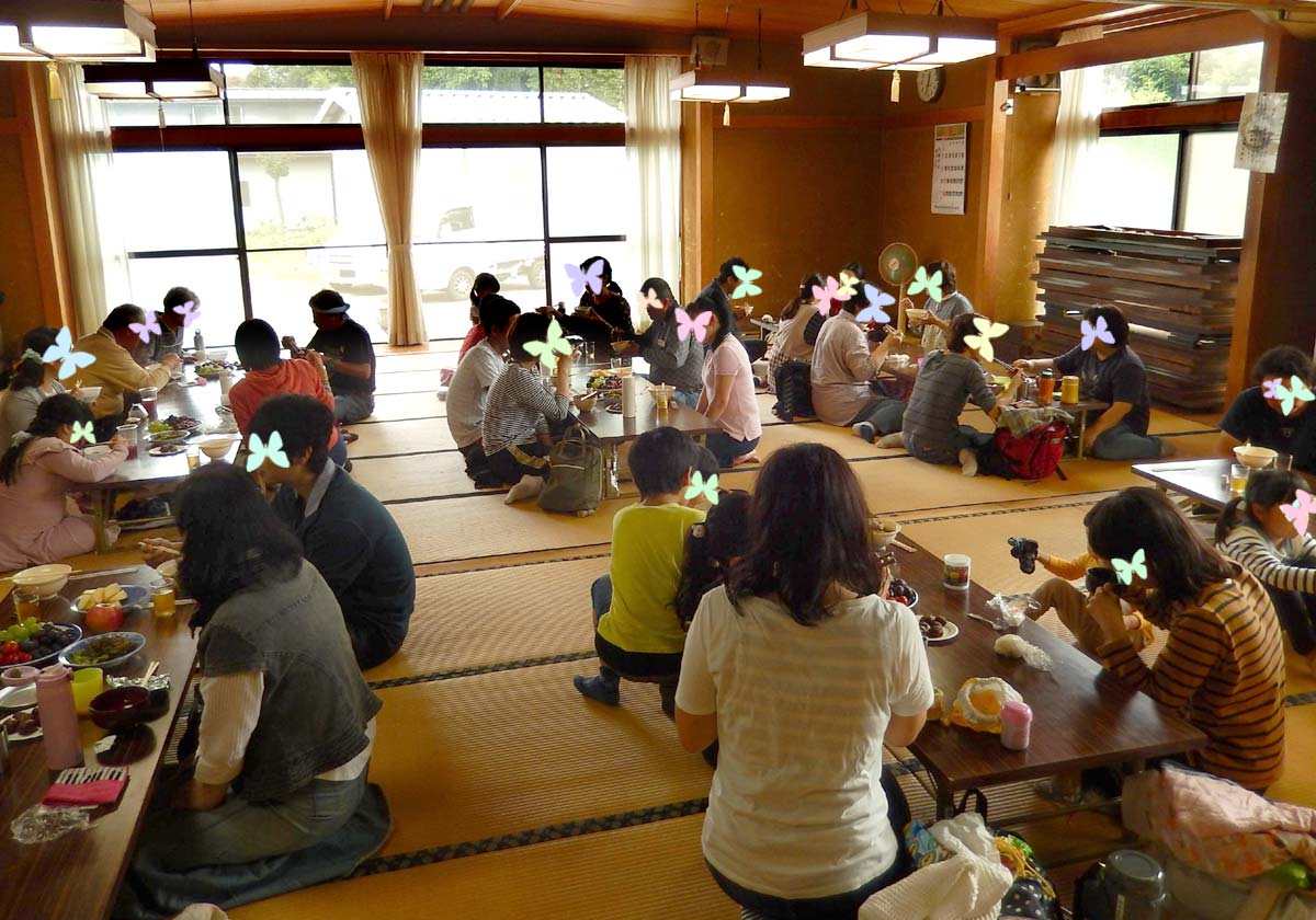 生産者と一緒のテーブルを囲んで交流会