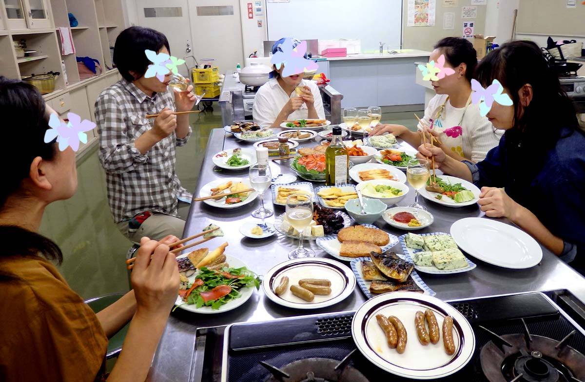 おいしい料理とお酒で盛り上がり中