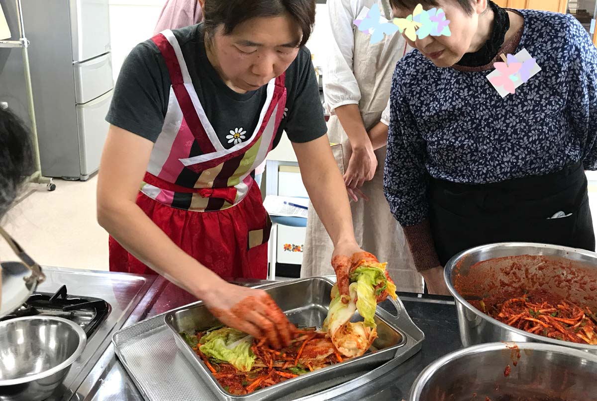 ヤンニョムジャンを白菜に挟む