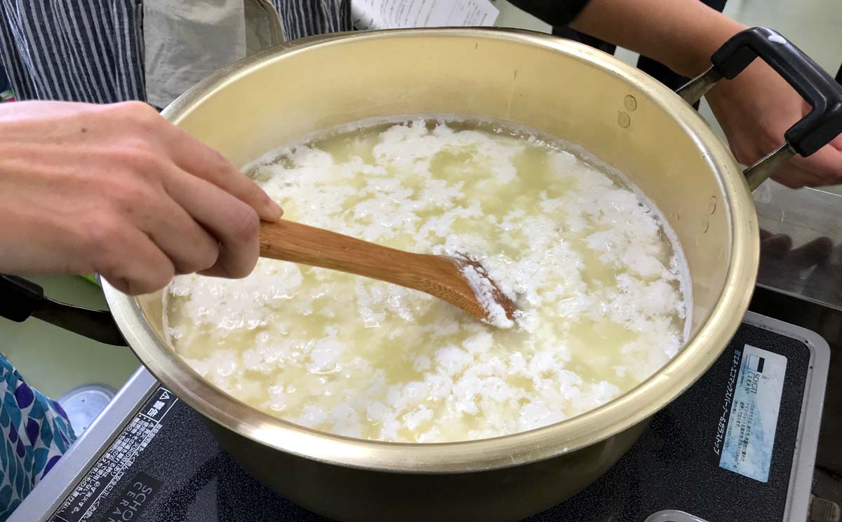 お酢を入れると固まる