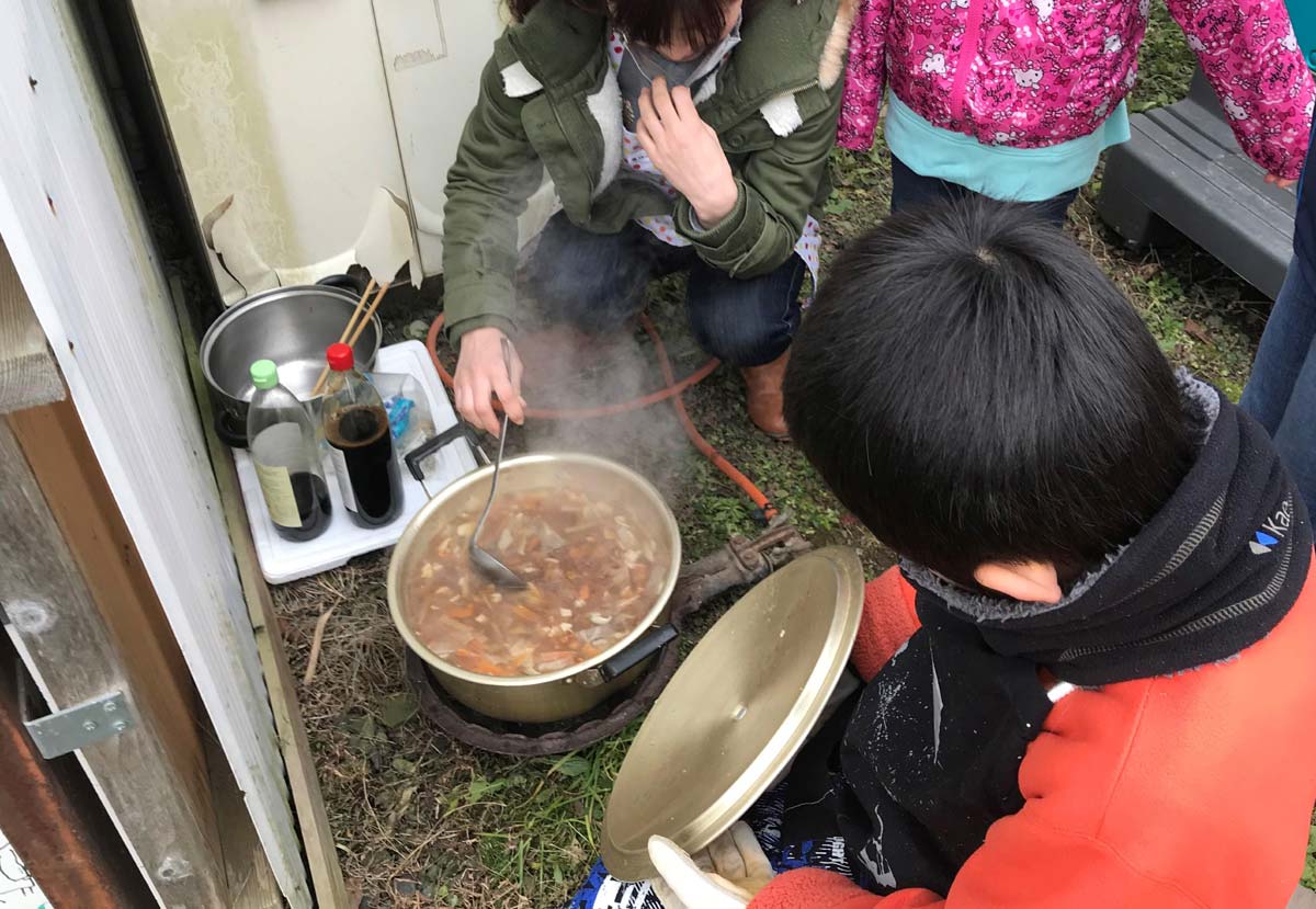 鶏肉出汁の雑煮鍋がぐつぐつ