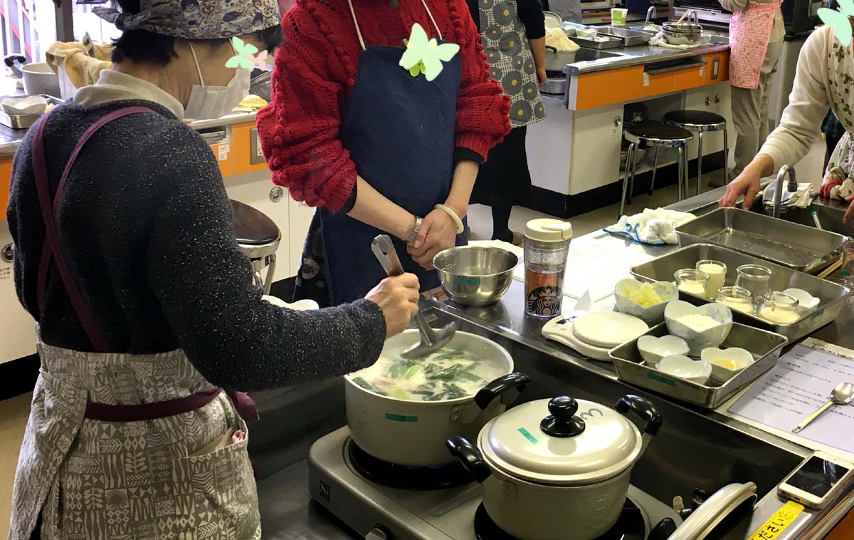 サムゲタン。数分間煮立たせたら鍋布団へ。