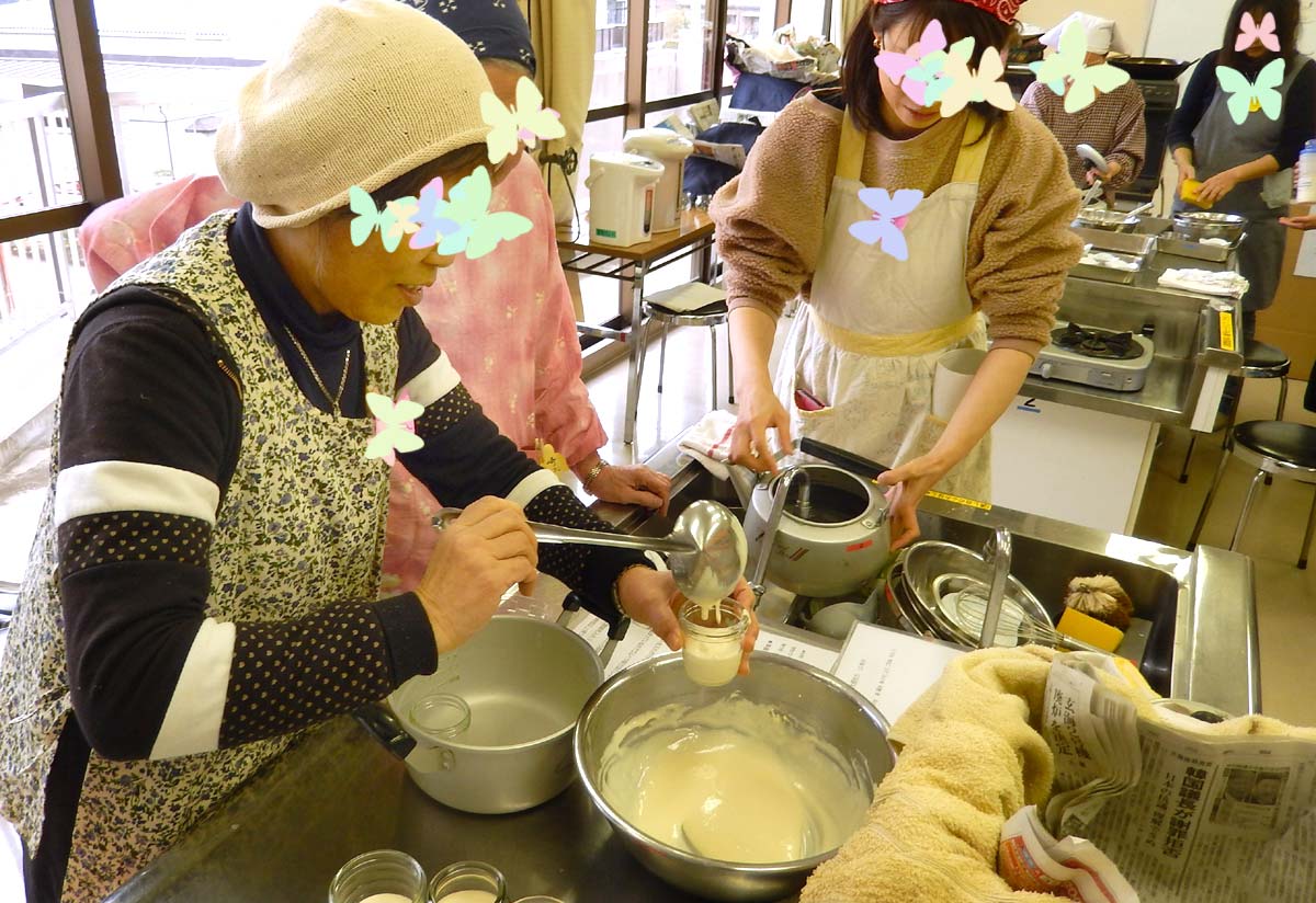 チーズケーキの生地を流し込む