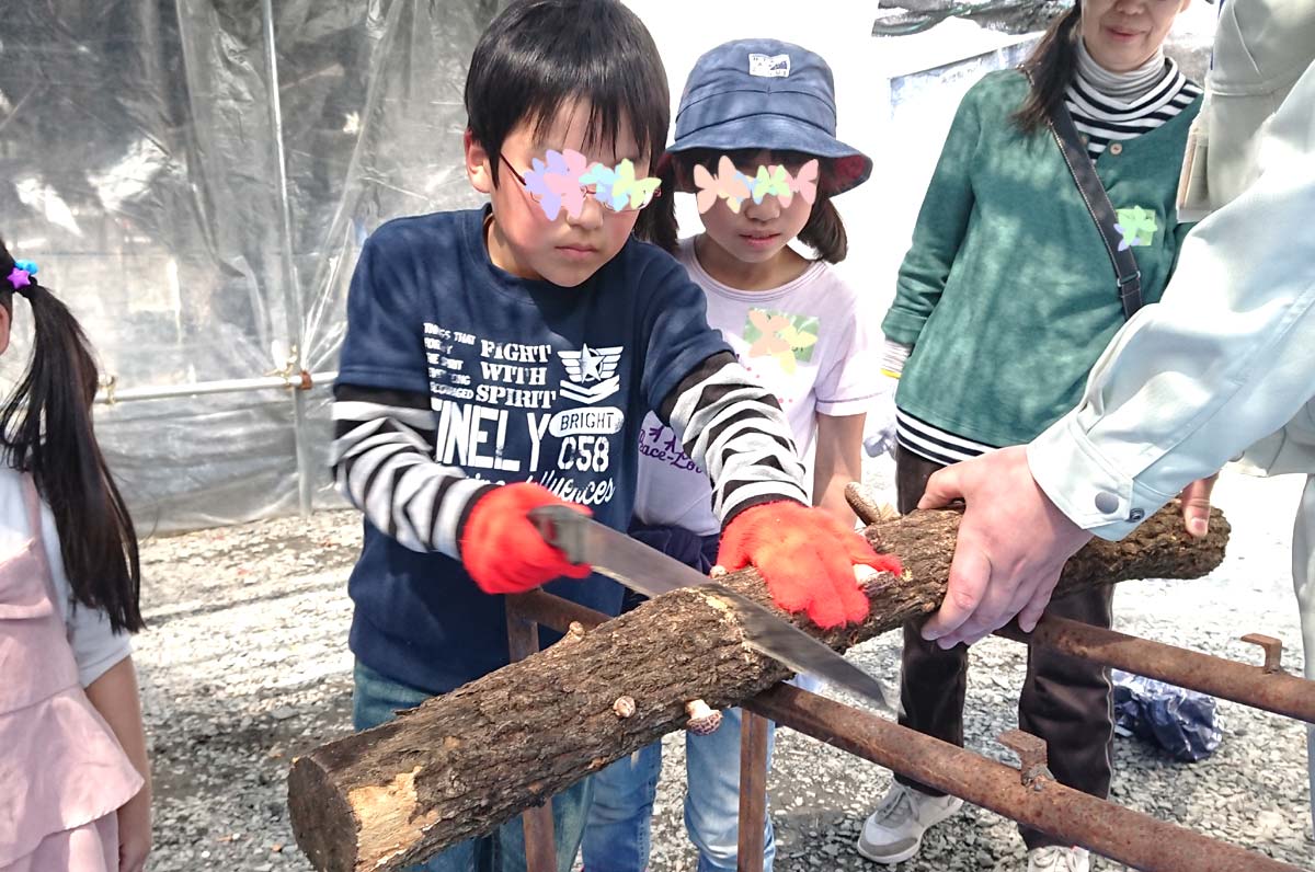 子どももサポートを受けながらギコギコ