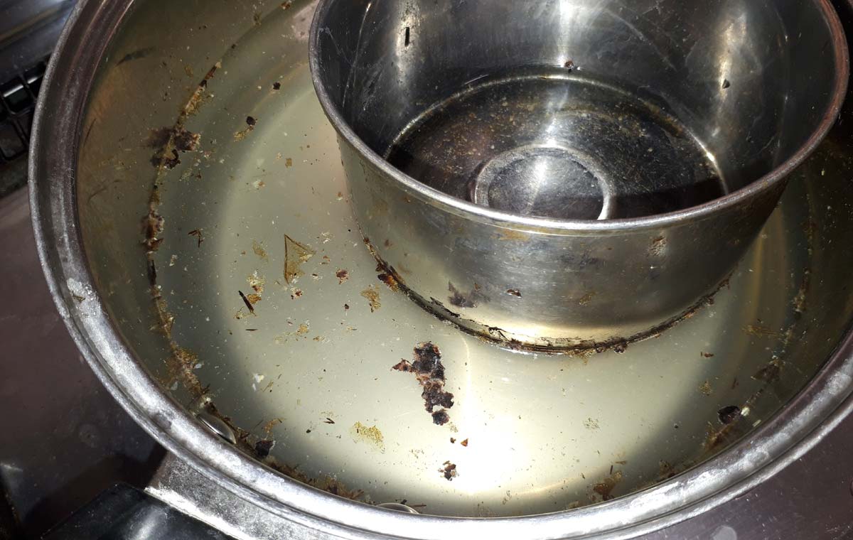 こびりついた鍋のこげも1時間程度つけ置きすると、汚れが浮いてきていました